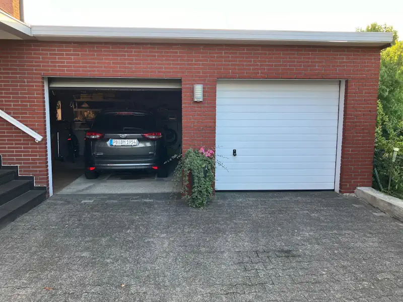 Doppelgarage mit modernem Garagentor – professionelle Montage und Reparatur in Delbrück