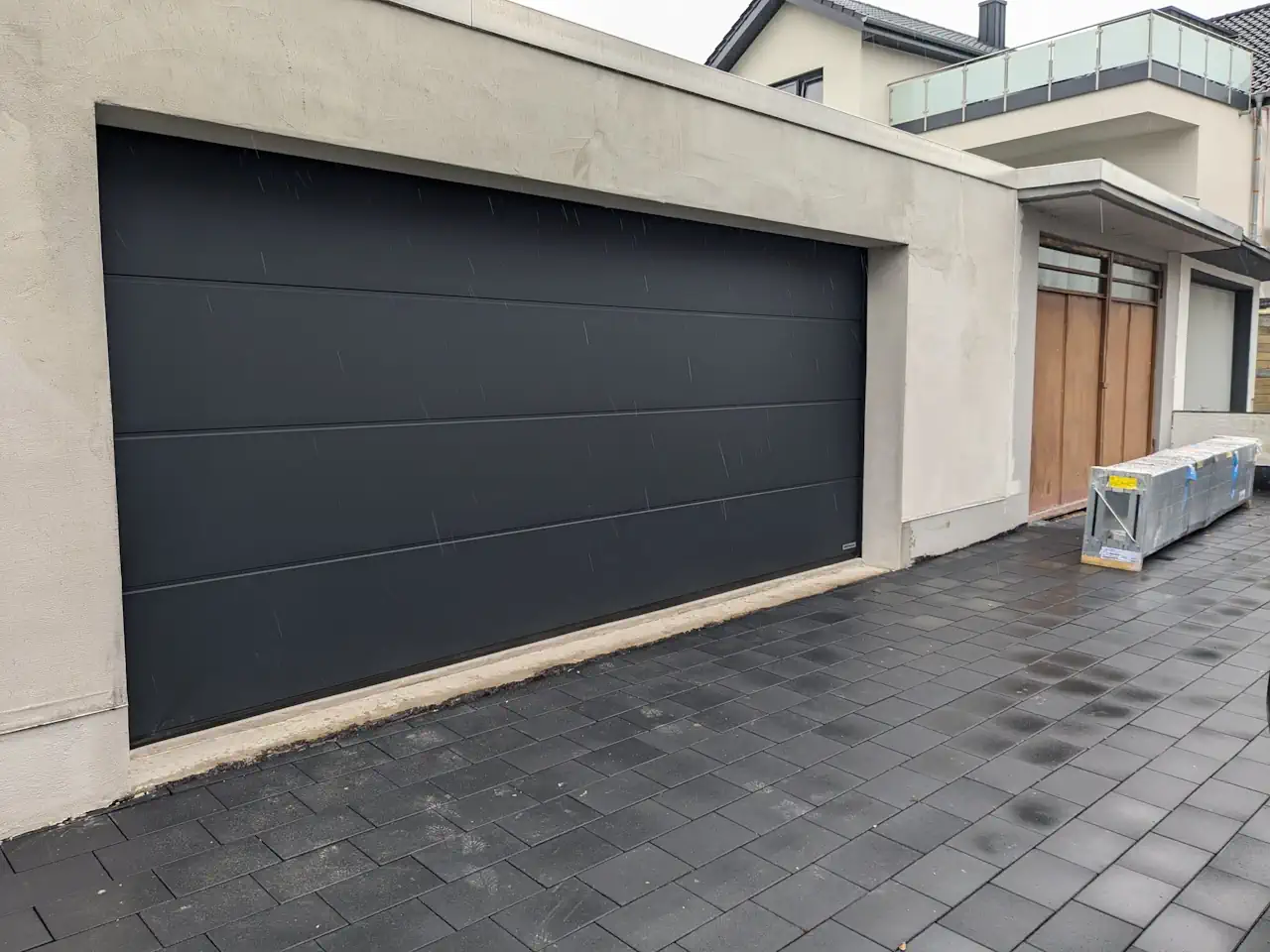 Montage eines Garagentors in Sonderbreite – maßgeschneiderte Lösungen in Delbrück