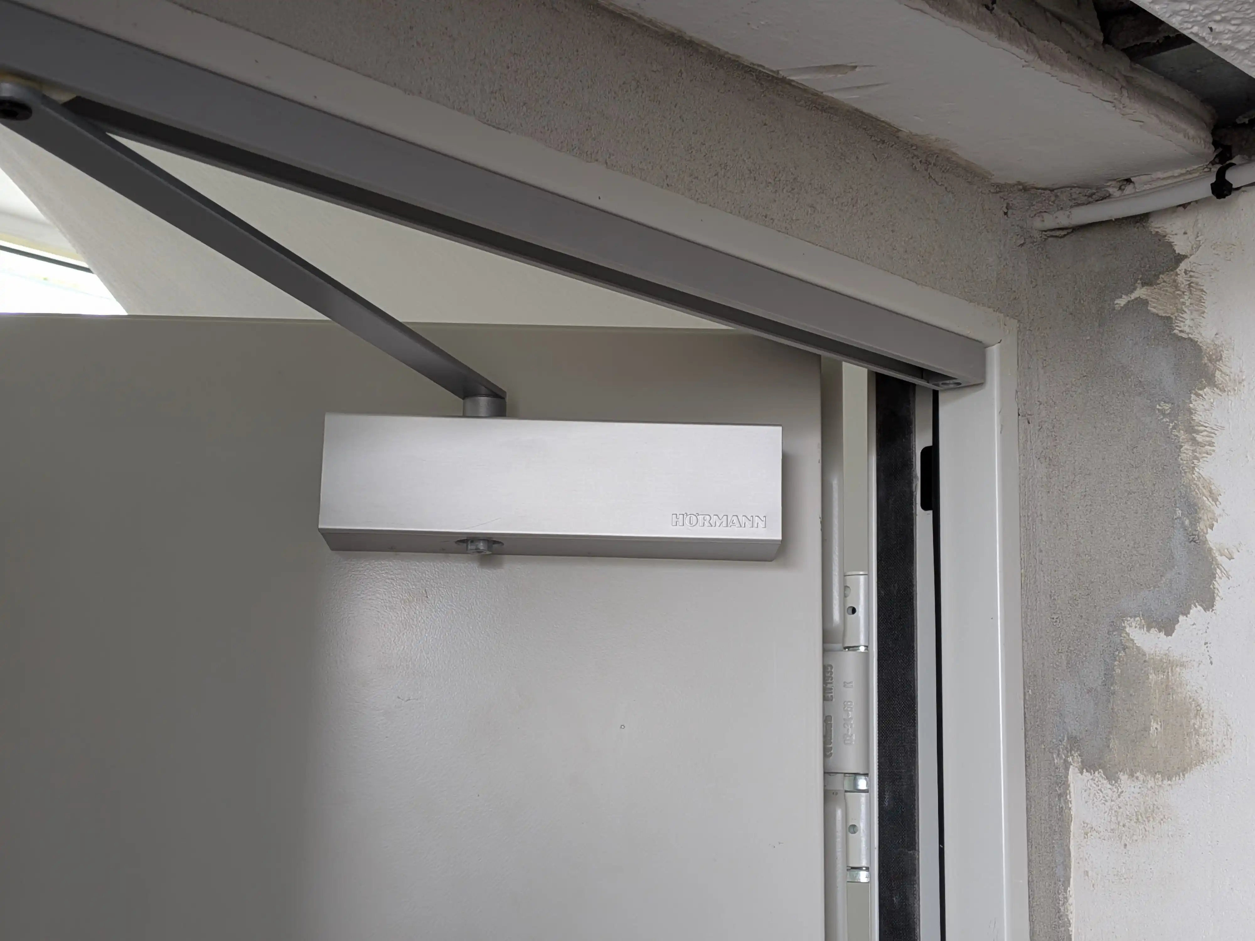 Brandschutztür mit sichtbarer Zarge und Bändern